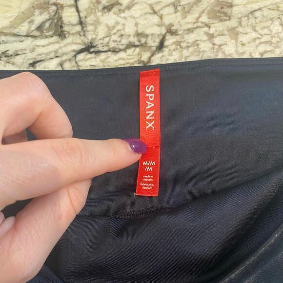 Spanx Velvet Leggings in Classic Navy Size Medium - Picture 5 of 9
